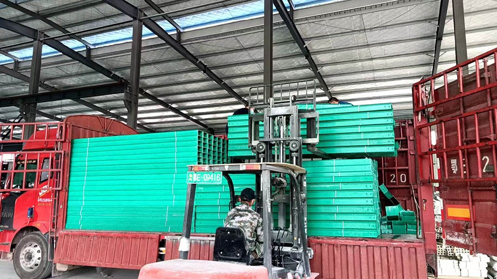 玻璃鋼橋架比熱鍍鋅橋架哪個(gè)好？